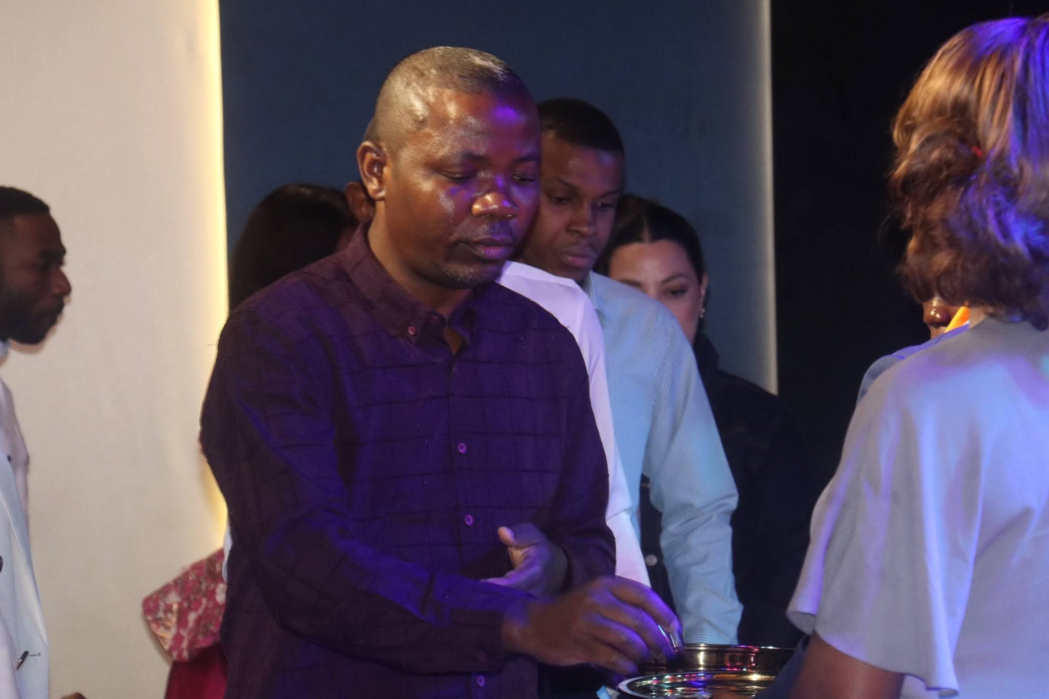 Des membres de l’église réunis pour un moment de communion