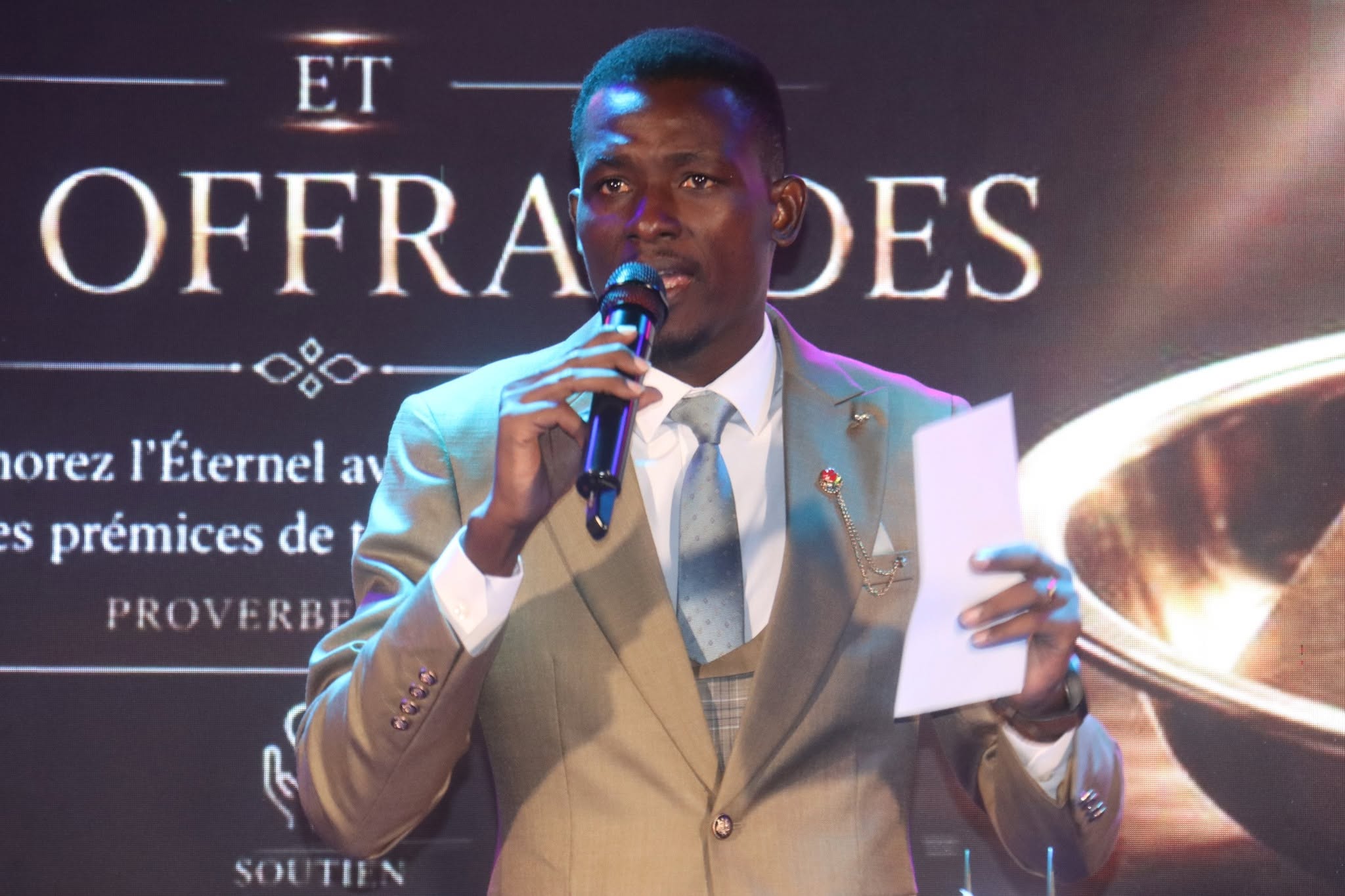 Un intervenant partageant un message